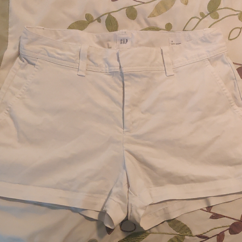 GAP Women's Cream Shorts